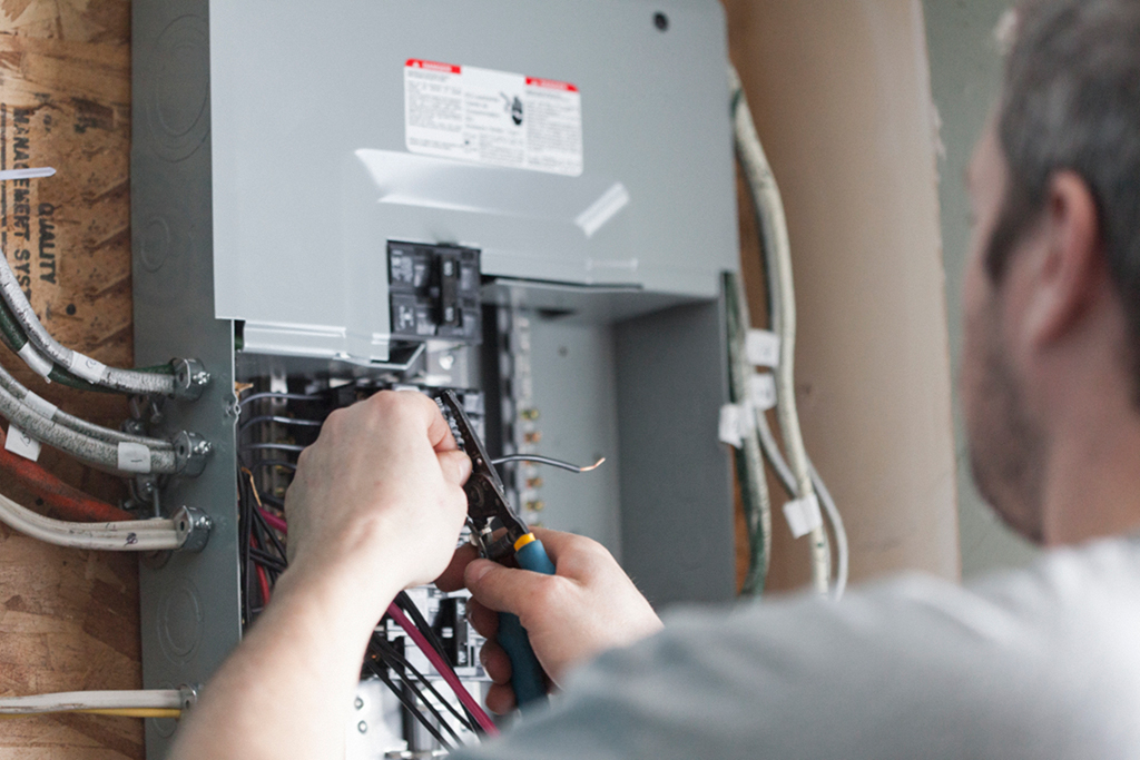 Signs-You-Need-To-Have-An-Electrician-Replace-Your-Home's-Electric-Panel-_-Florence,-SC